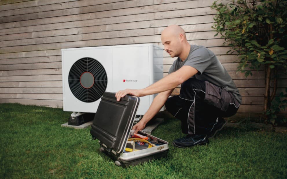 Instalator montuje pompę ciepła GeniaAir Split